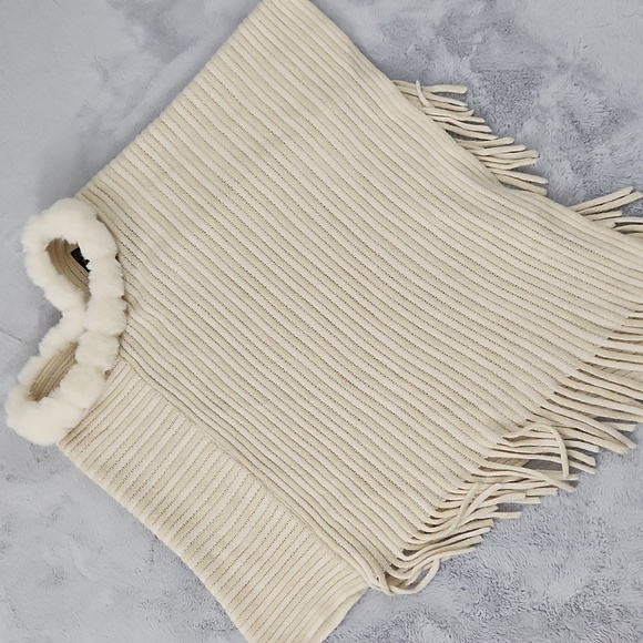 Ana & Rose cream colored poncho sweater with fur collar - Picture 5 of 9